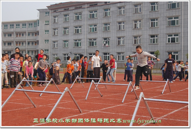 小学部团体障碍跑比赛
