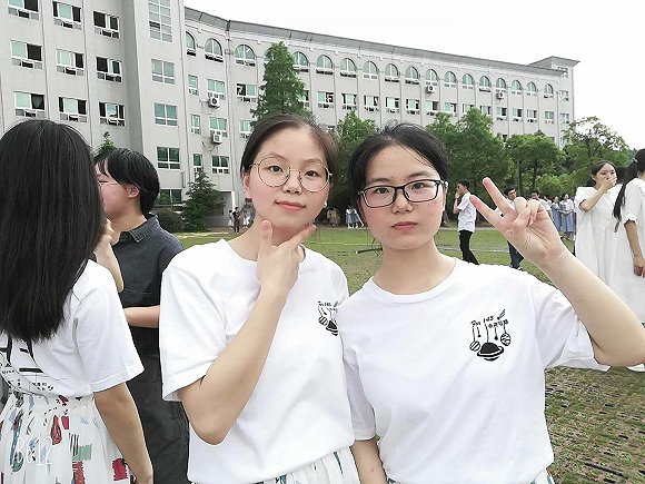 钟芳蓉（右）和她的同学匡雪梅，两人今年都报考了北京大学。受访者供图。