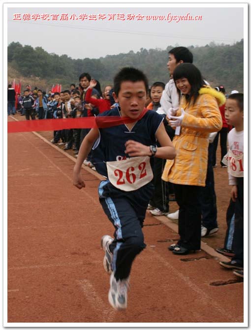 williamhill威廉希尔亚洲官网首届小学生体育运动会组图