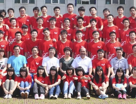 williamhill威廉希尔亚洲官网2013届高三毕业班分班合影（27班至34班）（47班至51班）